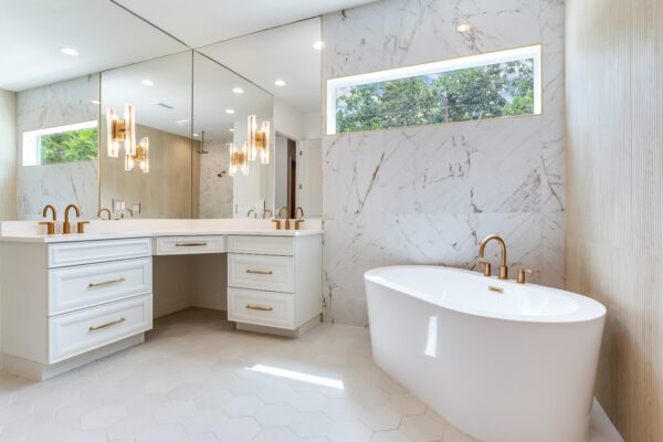 WinWay Homes Primary Bathroom with Freestanding Tub, Double Vanity, Marble-Look Walls & Gold Fixtures