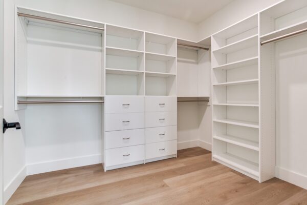 WinWay Homes Walk-In Closet with Built-In Shelving, Drawer Storage, Hanging Rods & Light Wood-Look Flooring