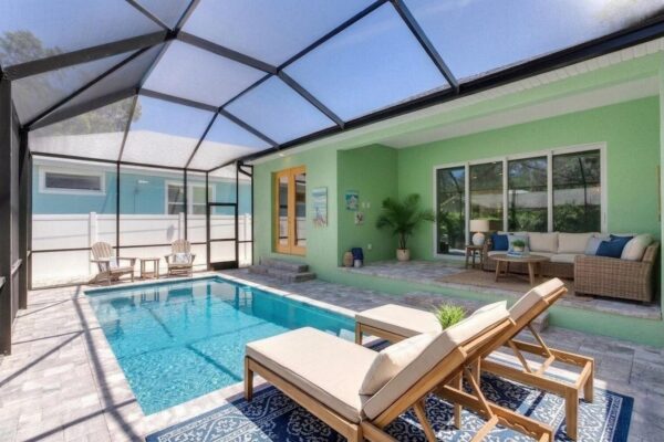 WinWay Homes Screened Pool Patio with Lounge Chairs, Green Exterior Walls, Paver Decking & Seating Area